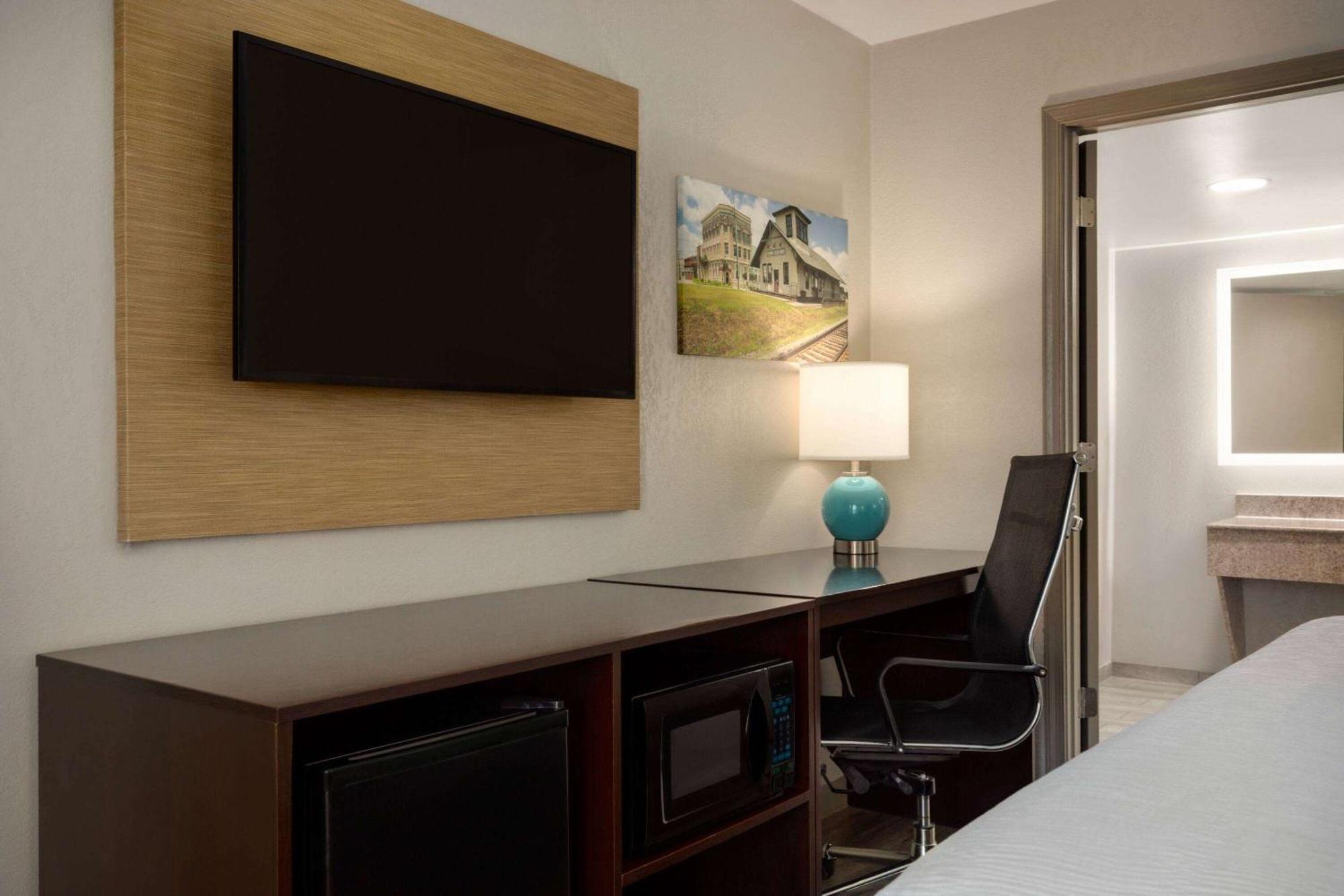 Baymont By Wyndham Emporia Va Hotel Exterior photo