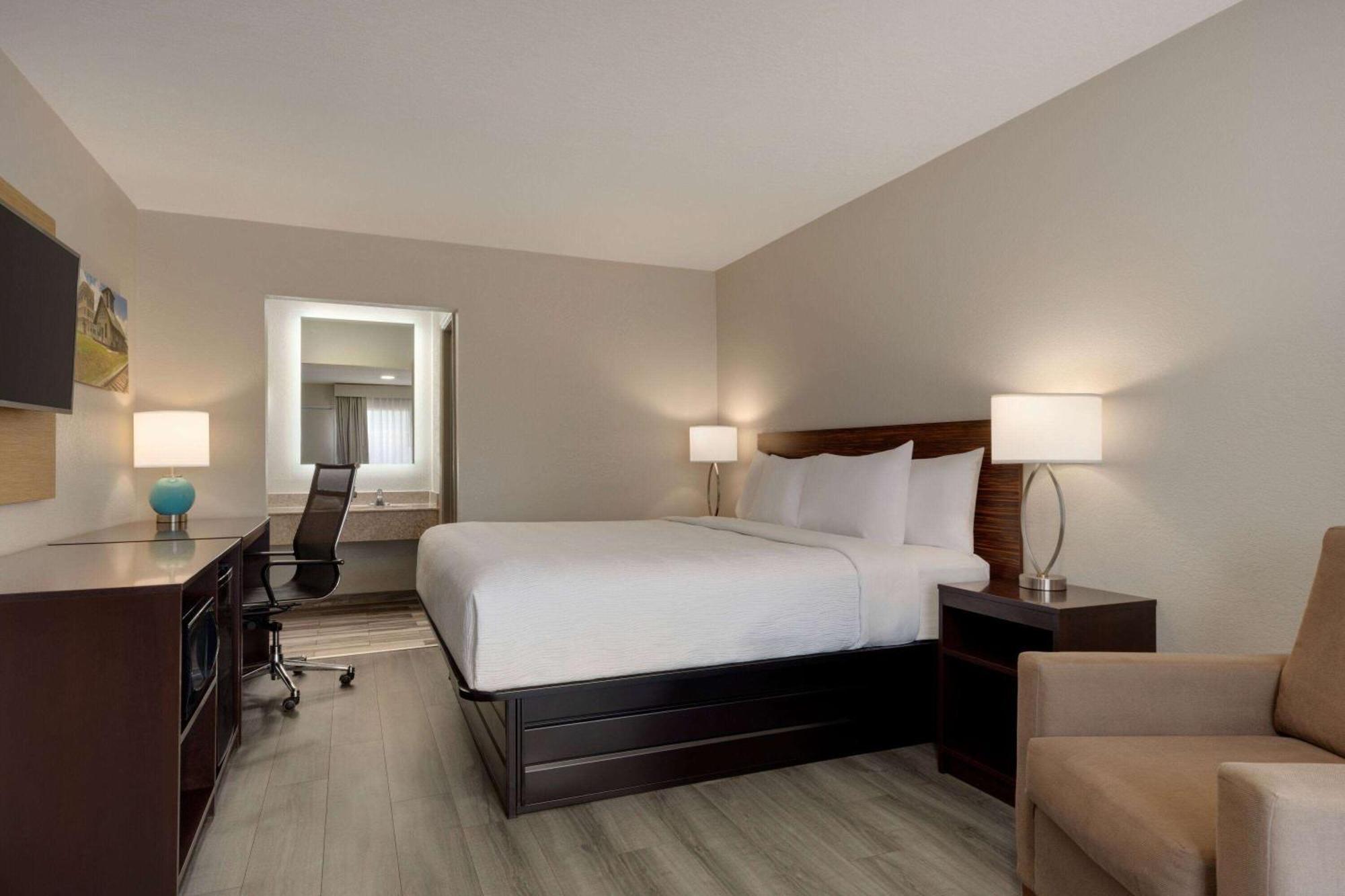 Baymont By Wyndham Emporia Va Hotel Exterior photo